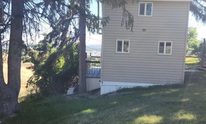 Pocatello Cottage | Charming 2-bedroom Tiny home, with Wi-Fi in Pocatello