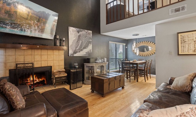 Woodlake - Briar Meadow House | Charming 2-bedroom townhome with WiFi and AC in brilliant Houston
