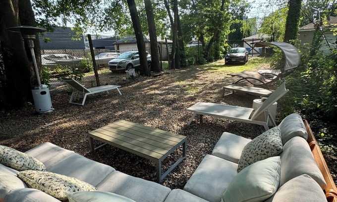 Logan Square House | Charming 2-bedroom urban oasis in fabulous Chicago!