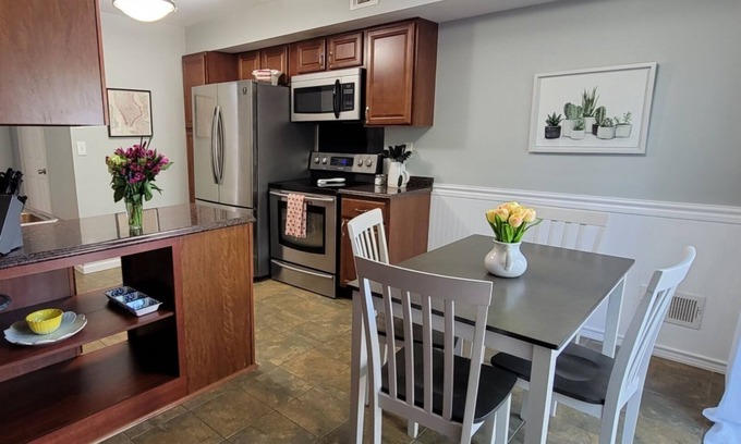 Ballston Spa House | Charming 2 Bedroom 3 bathroom Townhouse, minutes from Saratoga Springs!