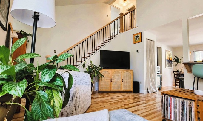 Malta House | Charming 2-bedroom townhome in delightful Ballston Spa with WiFi, AC
