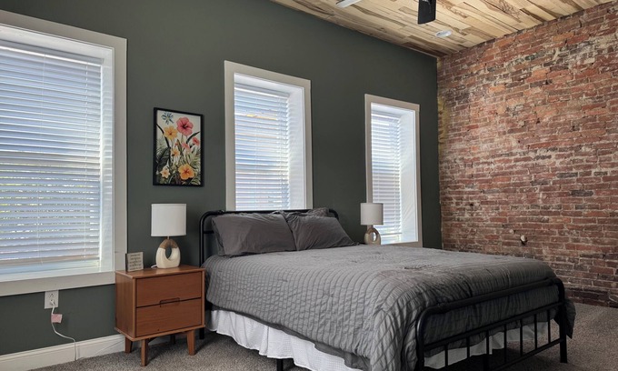 Chillicothe Apartment | Charming 2-bedroom apartment on the downtown square