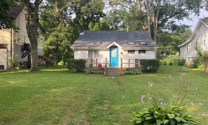 Ellwood City House | Charming 2-bedroom bungalow with AC, WiFi,washer and dryer, ON THE CREEK.