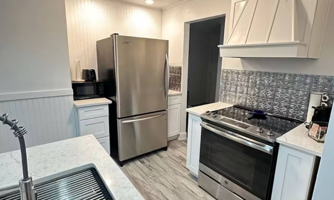 St. Nicholas House | Charming 2-bedroom Bungalow near San Marco