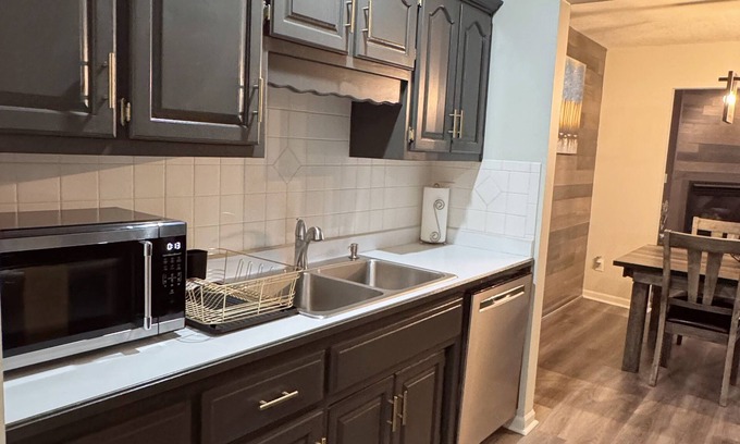 Lee's Summit Apartment | Charming 2-bedroom apartment in fabulous Lee's Summit Downtown