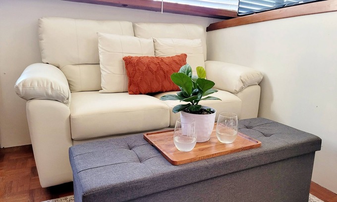 Madisonville Boat Rental | Charming 2-bedroom boat with WiFi, AC in delightful Madisonville