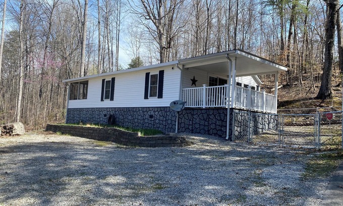 Maynardville House | Charming 2-bedroom home, sleeps 6, near Hickory Star Marina. Boat parking