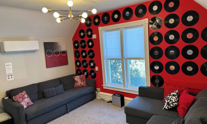 Northeast Minneapolis Arts District Apartment | Charming 2-bedroom apartment in fabulous Minneapolis with AC, WiFi