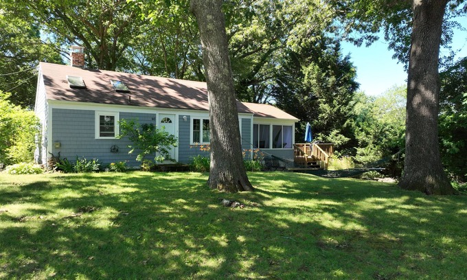 Saunderstown House | "Charming 2-Bedroom Home in Narragansett with Private Beach Access and WiFi"