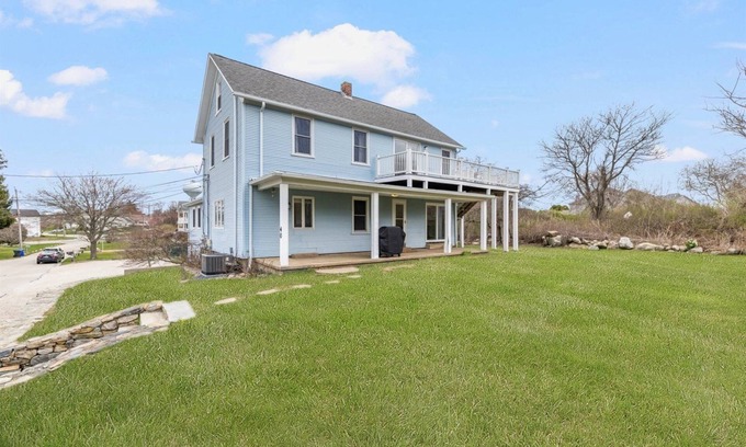 Point Judith House | Charming 2-bedroom in delightful Narragansett with WiFi, AC. Walk to beach!