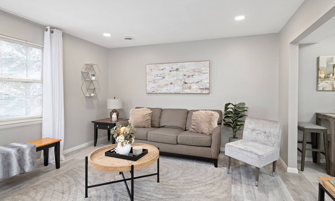 Brookline Station Apartment | Charming 2-bedroom apartment with AC, WiFi in delightful Springfield