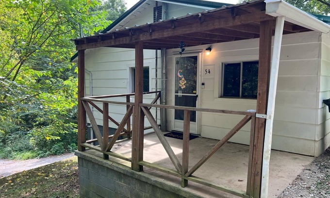 Williamsburg House | Charming 2 Bedroom- Sleeps 6- Close to University, Waterfall, Casino, Waterpark