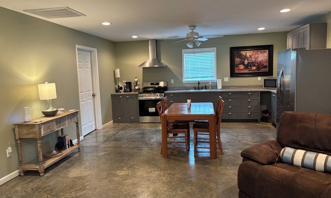 Albertville House | Charming 2-bedroom with WiFi, AC convenient to Albertville/Boaz