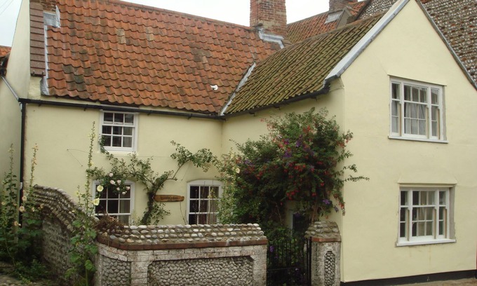 Cley next the Sea Cottage | Charming 3 Bedroom 18th Century Cottage In 'Area Of Outstanding Natural Beauty'