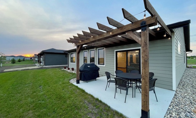 Brookings House | Charming 3-bed 2-bath with two stall garage