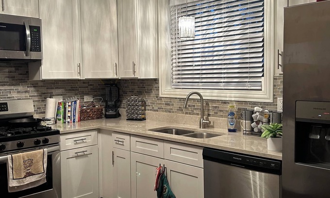 Ashburn House | Charming 3-bed, 3-bath house in amazing Chicago, 10 min from Midway Airport.