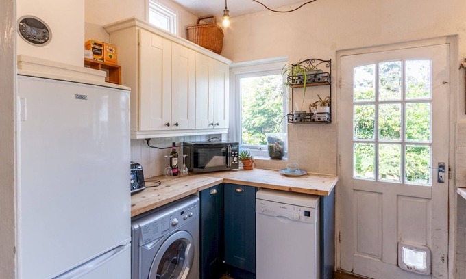 Leigh-on-Sea House | Charming 3-Bedroom Cottage in Leigh On Sea | Pass the Keys