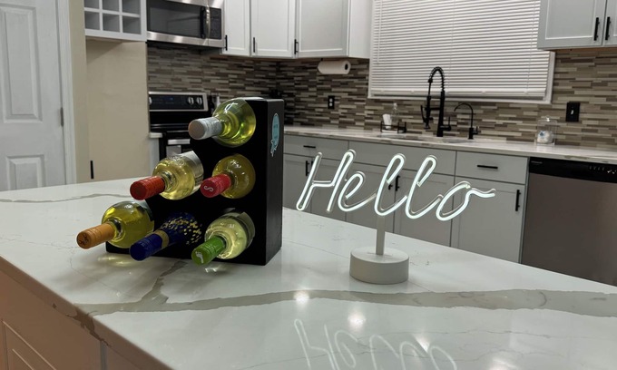 Norfolk - Virginia Beach House | Charming 3-bedroom upstairs unit apartment with WiFi and AC in Virginia Beach!