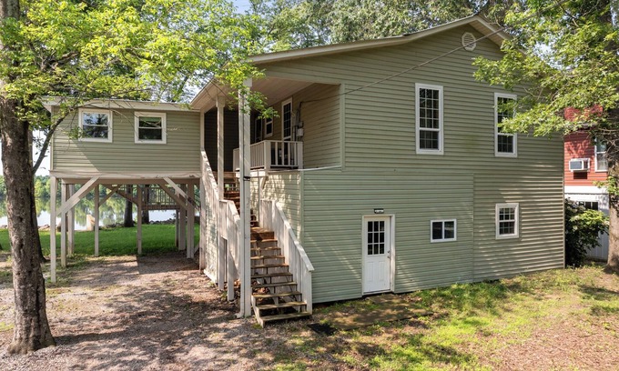 Morris Chapel Cabin | Charming 3-bedroom Tennessee River cabin with WiFi, AC & dock near Savannah, TN