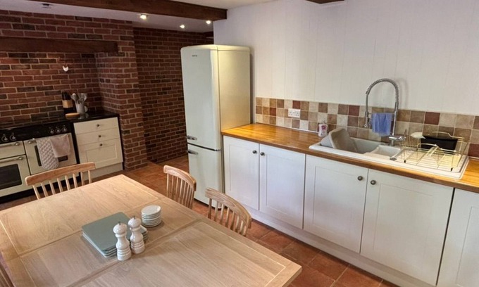 Dereham Cottage | Charming 3-Bedroom Cottage in Worthing, Norfolk – Sleeps up to 8.