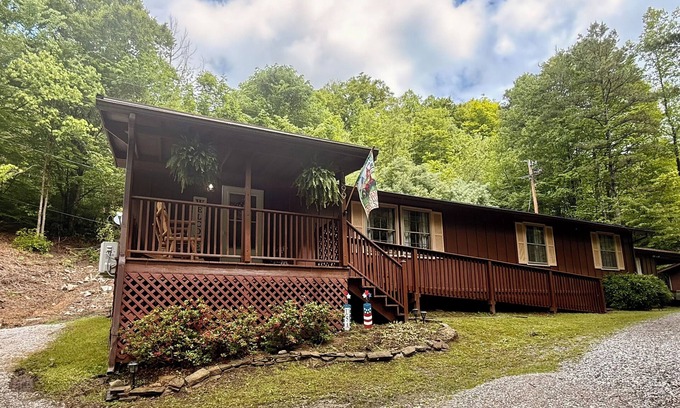 Sassafras House | Charming 3-bedroom Cottage with AC, WiFi in quaint Sassafras/Red Oak.