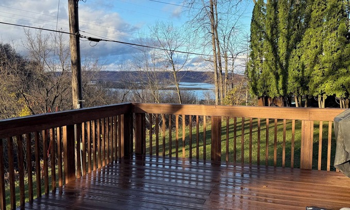 Lansing Cottage | Charming 3-bedroom cottage with a river view in the bluffs just south of Lansing