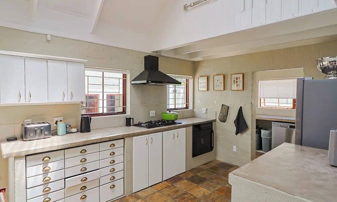 Onrus Cottage | Charming 3-bedroom cottage in quaint Onrus with WiFi, AC