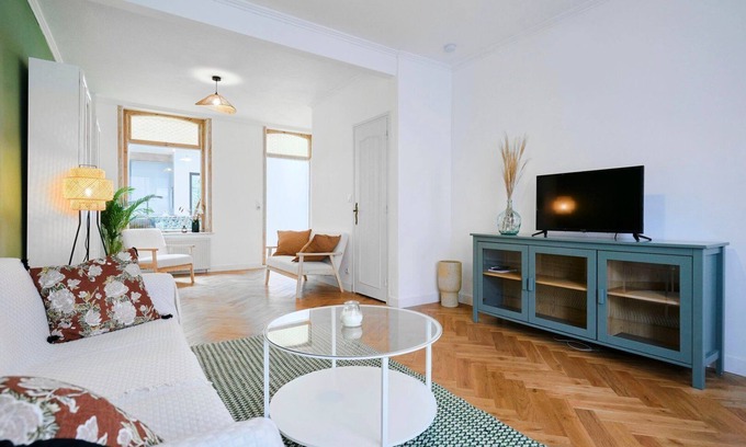 La Madeleine House | Charming 3-bedroom house with garden.