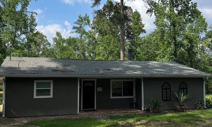 Sabine County House | Charming 3-bedroom house with pond