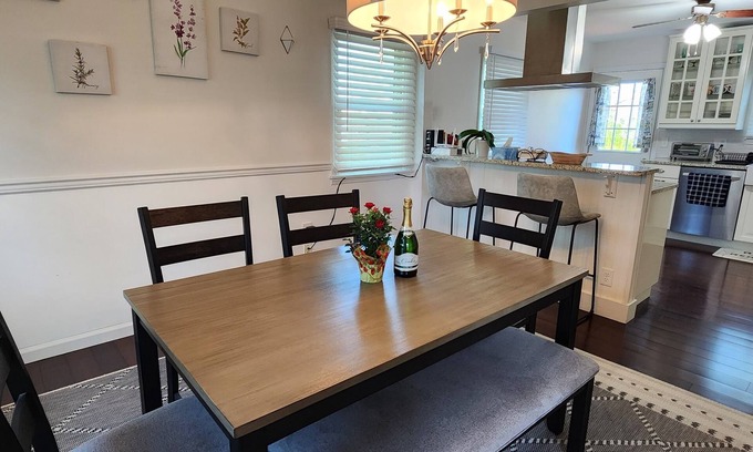 Middletown House | Charming 3-bedroom house with AC, WiFi in quaint Middletown