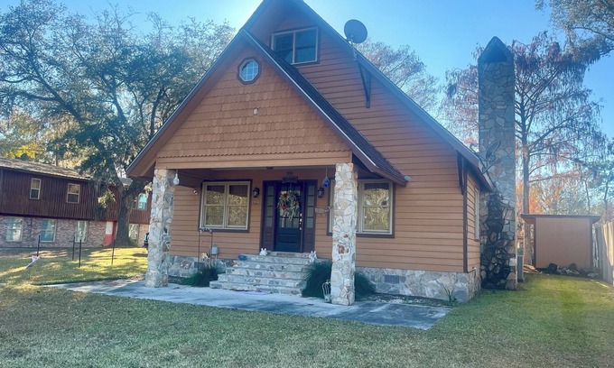 Folkston House | Charming 3-bedroom home that sits on the water of the St Mary’s River.