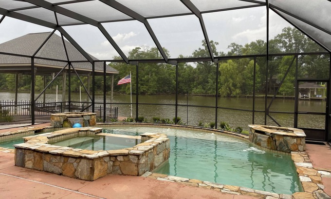 Maurepas House | Charming 3-bedroom house with AC, WiFi in lovely Maurepas