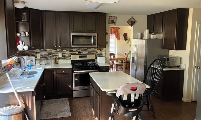 Stafford House | Charming 3-bedroom house with WiFi and AC in delightful Stafford