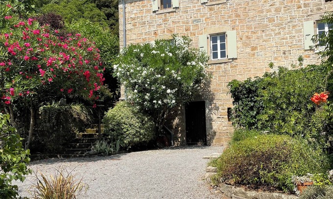 Ribes House | Charming 3 bedroom house, lovely garden, near river 3km