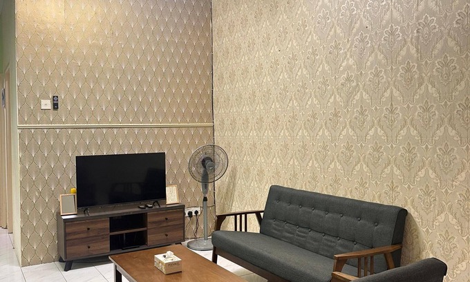 Banting House | Charming 3-bedroom house with WiFi, AC in nice Banting