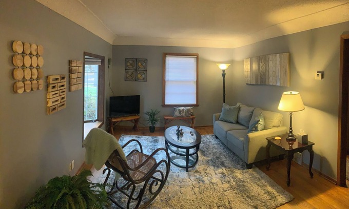 Crystal House | Charming 3-bedroom house in serene Crystal with WiFi, AC, laundry room