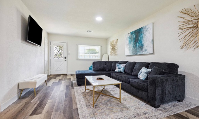 Riverside Terrace House | Charming 3-bedroom house in cool Houston with WiFi and AC