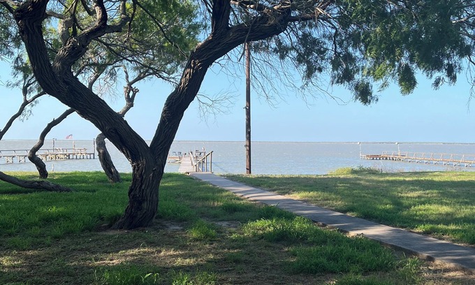 Riviera House | Charming 3-bedroom house in brilliant Riviera with AC, WiFi, and Private pier!