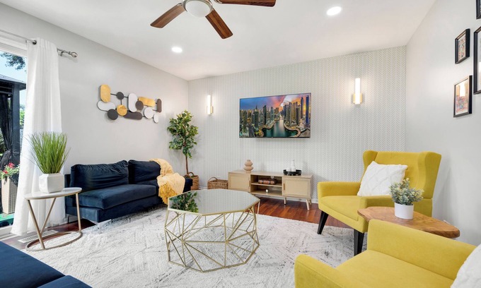 Roselle House | Charming 3-bedroom house in Roselle with Game room & fitness room