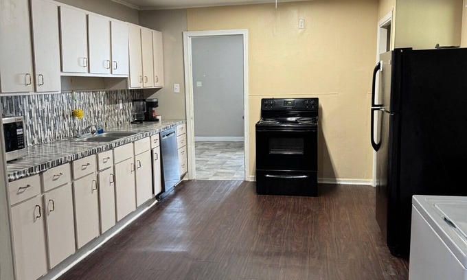 Sulphur House | Charming 3-bedroom house in Sulphur with AC