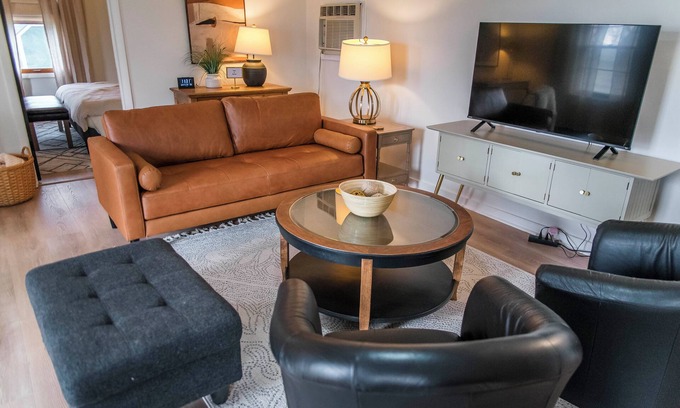 Bowen House | Charming 3-bedroom house with AC, WiFi in Bowen