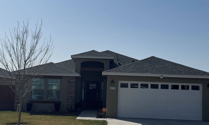 Hobbs House | Charming 3-bedroom house with AC, WiFi in tranquil Hobbs