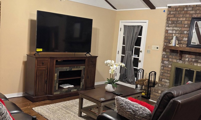 Saint Elmo House | Charming 3-bedroom house with AC, WiFi Mobile