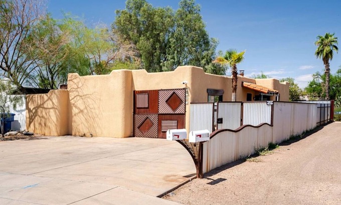 Campus Farm House | Charming 3-bedroom house in Central location/UofA bike path on Mountain