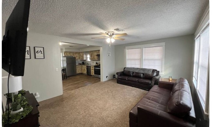 Vernon House | Charming 3-bedroom house with WiFi and AC in Vernon