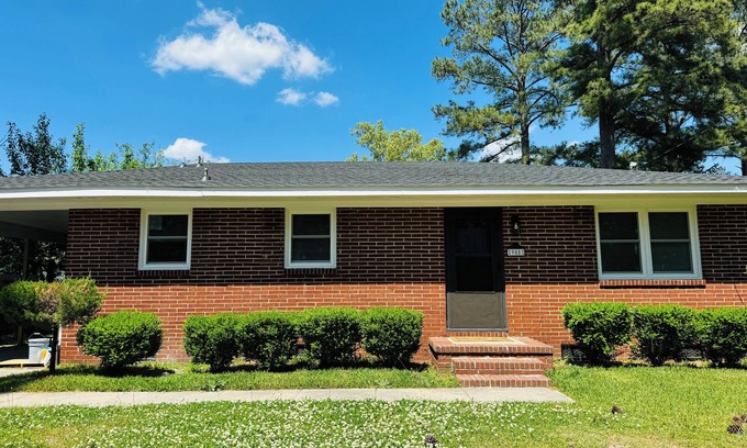 Wilson House | Charming 3-bedroom house just minutes from DT Wilson. Enjoy a comfortable stay!