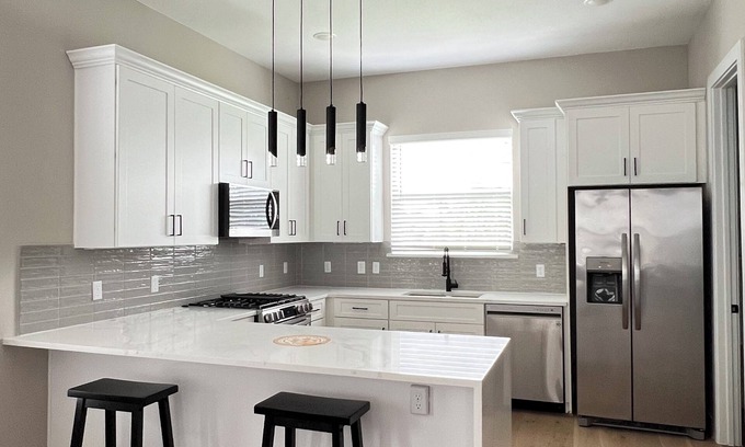 North Houston House | Charming 3-bedroom modern townhome with WiFi within 5 miles of Downtown Houston