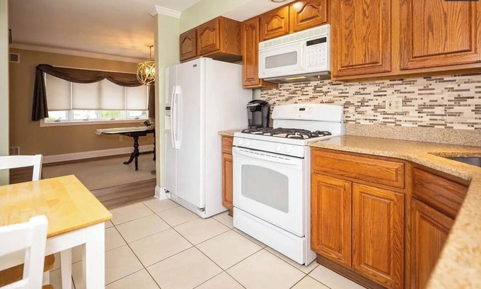Edison House | Charming 3-bedroom NorthEast Facing Ranch with AC in delightful Edison