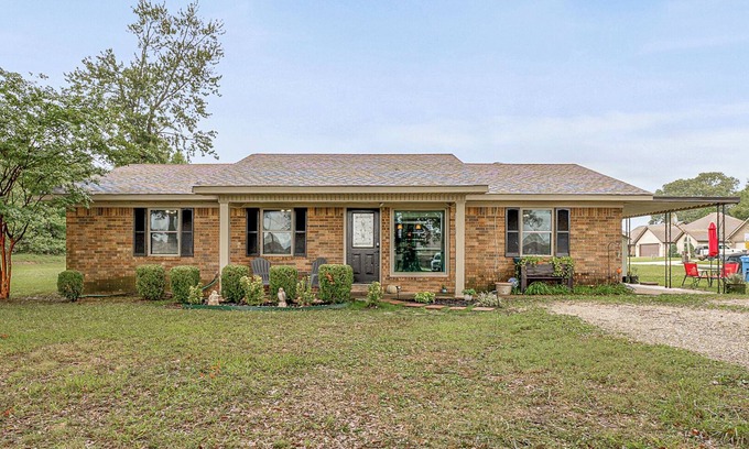 Jonesboro Other | Charming 3-bedroom ranch house with WiFi, AC in amazing Valley View Jonesboro