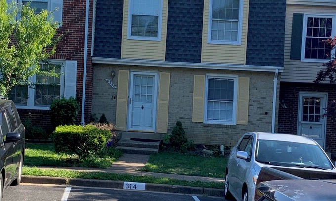 Franconia House | Charming 3-bedroom townhome with WiFi, fitness room in Alexandria